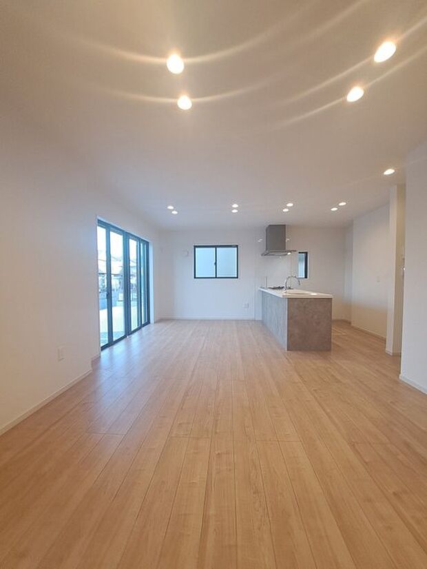 家族が一番集まる場所だから広々としつつも素敵な空間であって欲しい。みんながくつろぐリビングからキッチンまでが一つの空間のように繋がる間取り。