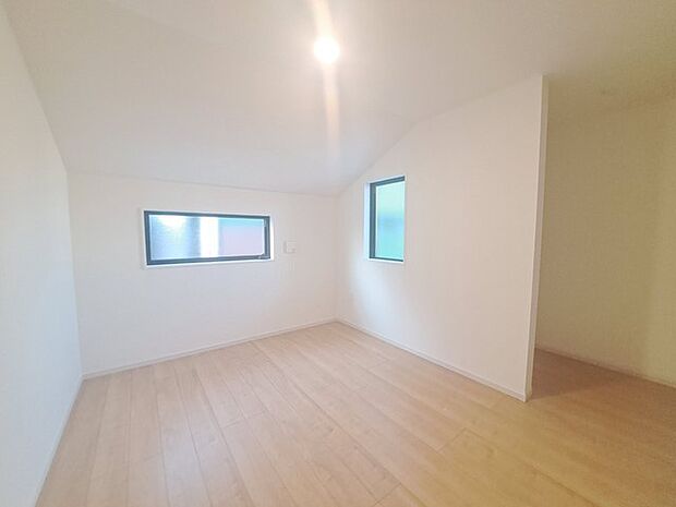 スタイリッシュなデザインと快適な居住性を兼ね備えた洋室。広々とした空間は、自分らしいインテリアを楽しむことができるほか、リラックスした時間を過ごすことができそうです。 