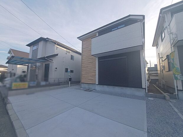 周辺の街並みの中で適度な主張、生活に溶け込むシンプルなデザインの外観が魅力の一戸建です。