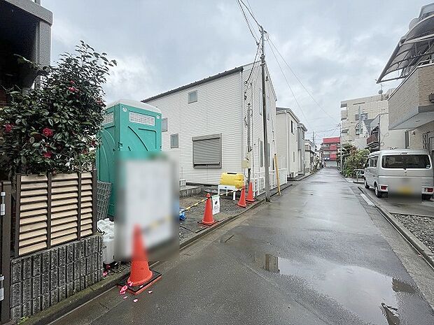 安心して暮らすことのできる住宅街。 住宅地の道路は一般に交通量が少なく車などの騒音が少ないため、住民にとって静かな生活環境が提供されます。