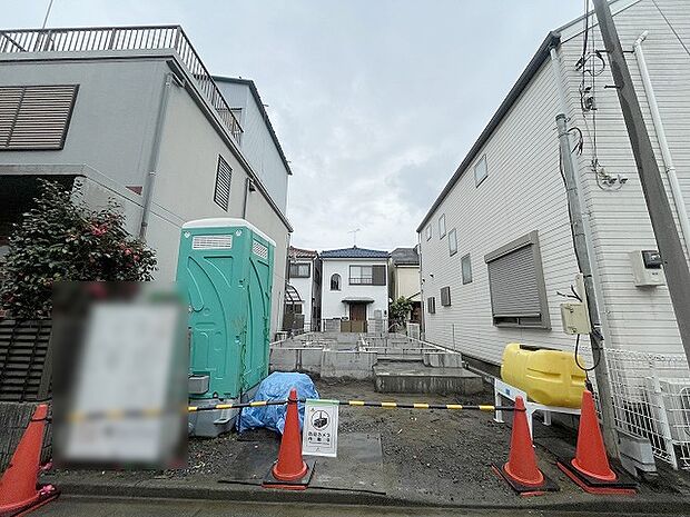 現在建物を建築中です、建築中の物件については現地確認の他、同施工会社の完成施工例のご案内、担当者のプレゼンテーションにてご検討ください。適切なご検討の方法をご説明させて頂きます。