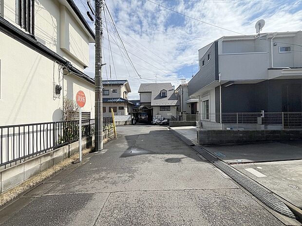 安心して暮らすことのできる住宅街。 住宅地の道路は一般に交通量が少なく車などの騒音が少ないため、住民にとって静かな生活環境が提供されます。