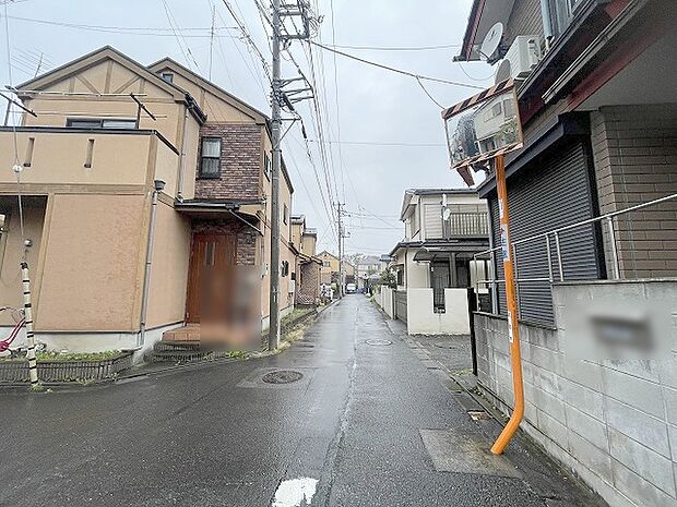 安心して暮らすことのできる住宅街。 住宅地の道路は一般に交通量が少なく車などの騒音が少ないため、住民にとって静かな生活環境が提供されます。