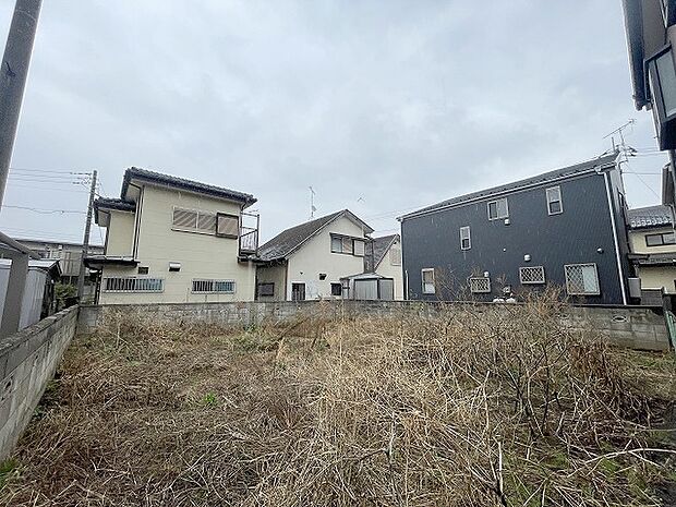 現地ご見学の際、スタッフが様々なご質問に対応いたします、周辺環境、前面道路、建築可能な建物について、ぜひご相談ください。