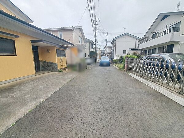 安心して暮らすことのできる住宅街。　住宅地の道路は一般に交通量が少なく車などの騒音が少ないため、住民にとって静かな生活環境が提供されます。