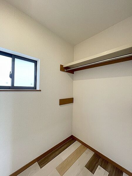 沢山の洋服も収納できそうなウォークインクローゼット。荷物の多い方には嬉しい設計。