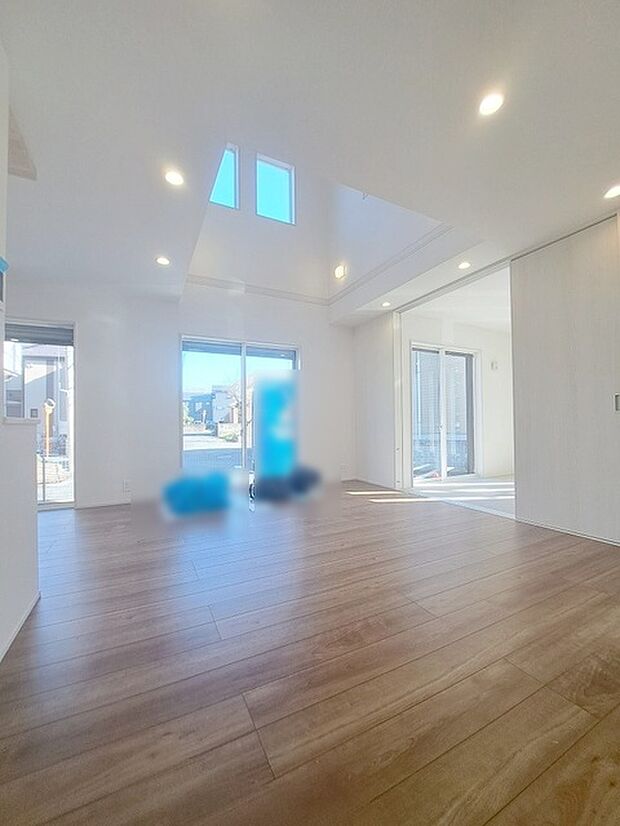 ゆとりのあるサイズのリビングダイニング。 お食事スペースと、お寛ぎ空間を分けてご利用可能。 少し大きめのソファーを置いて、 一家団欒なお時間をご共有ください。 