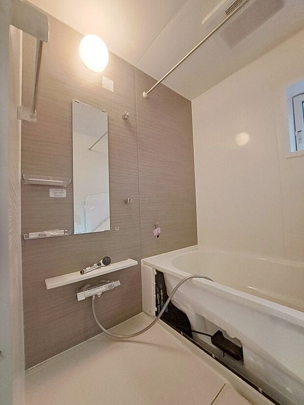 一日の疲れを癒してくれるゆったりとしたバスルームです。 