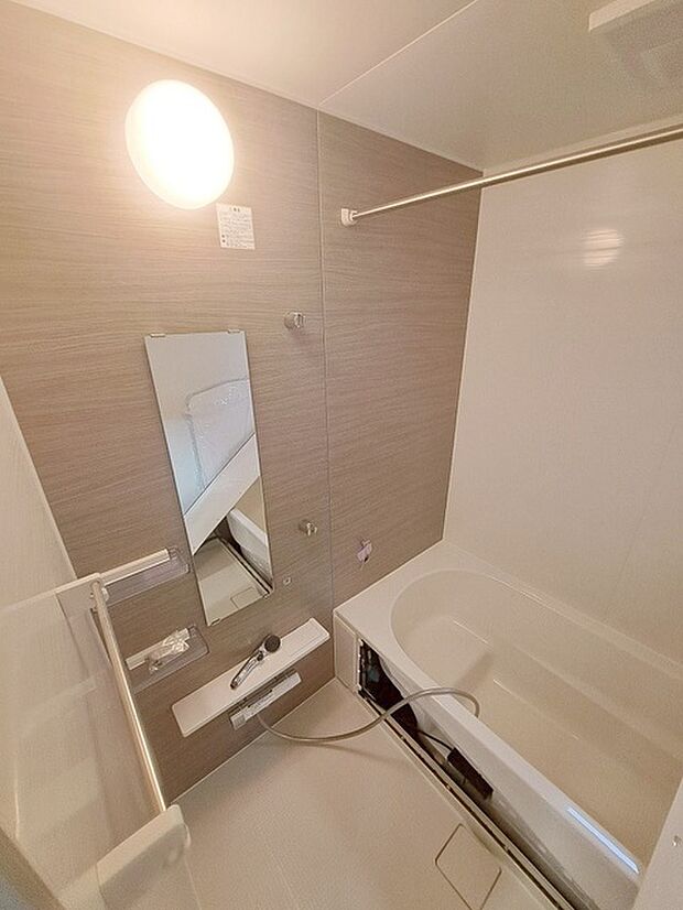 一日の疲れを癒してくれるゆったりとしたバスルームです。 