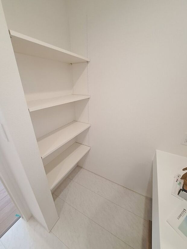 各所に効率的に配置された収納スペースがあり、日常のモノをすっきりと収納できます。 