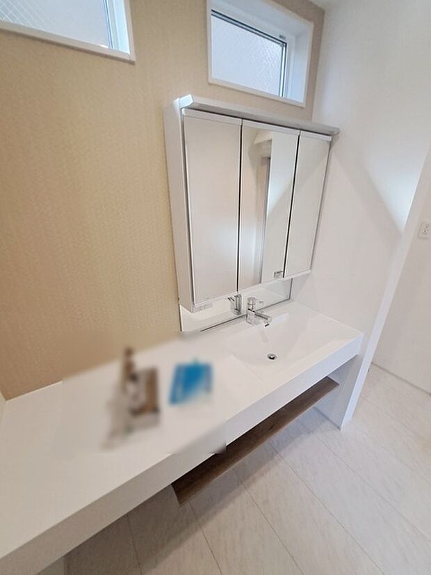 三面鏡に洗面台。 コンセントに照明機能、多機能性を備えた設備です。  