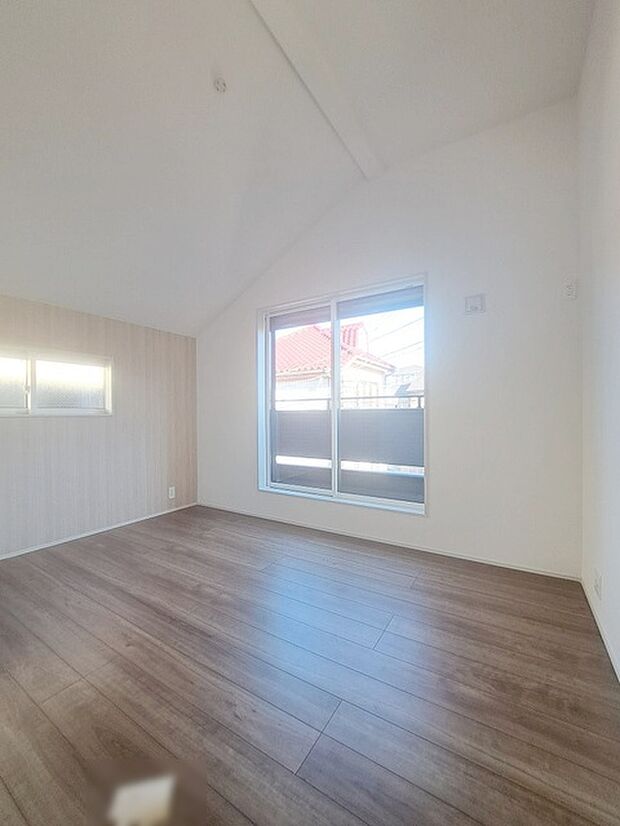 洋室はモダンなデザインと機能性を備え、快適な生活空間に。明るい窓から差し込む自然光が広々とした空間をさらに明るく開放的に感じさせます。  