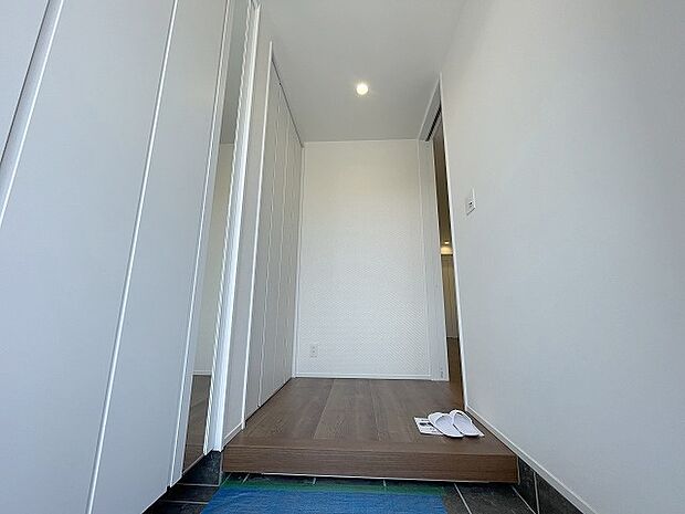 玄関は家の第一印象を左右する重要な場所。ほどよい広さとスタイリッシュな色遣いが印象的です。 