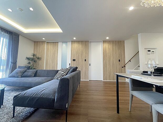 実際に室内をご見学頂くと生活のイメージが広がると思います。家具を置いたイメージや窓からの景色など。周辺で販売に出している物件も一緒にまとめてご見学頂き、比較する事もできます。