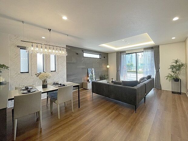 家族の集まるリビングは気持ちの良い自然光が差し込む団欒空間。室内のご見学予約も随時、受付中ですのでお気軽にお問合せください。 