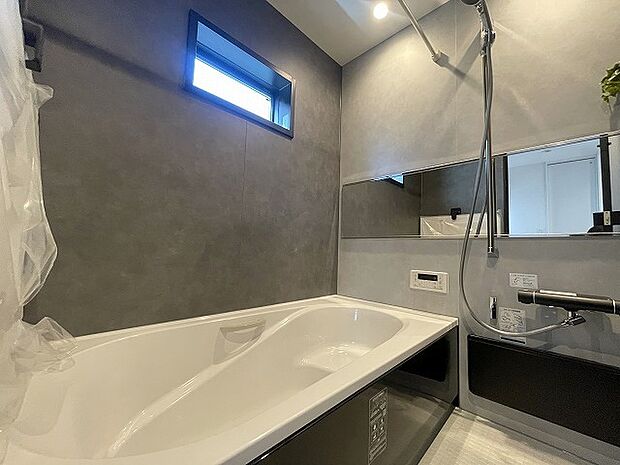 一日の疲れを癒してくれるゆったりとしたバスルームです。 