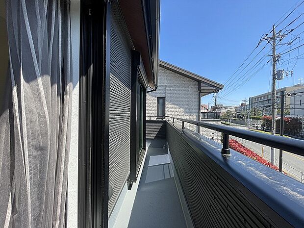 季節の変化や天気の良い日には、バルコニーでの時間が心地よく、気分をリフレッシュさせることができます。 