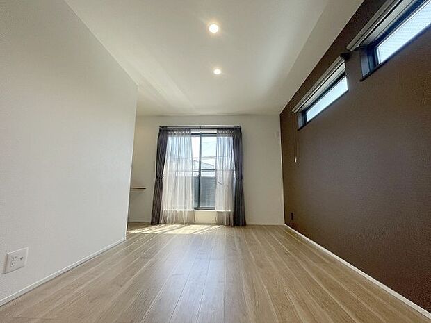 スマートなデザインと賢い収納が生活を快適にします。広々とした雰囲気を演出する工夫が施され、生活空間の魅力を引き出します。  