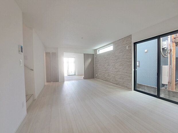 ゆとりのあるサイズのリビングダイニング。 お食事スペースと、お寛ぎ空間を分けてご利用可能。 少し大きめのソファーを置いて、 一家団欒なお時間をご共有ください。