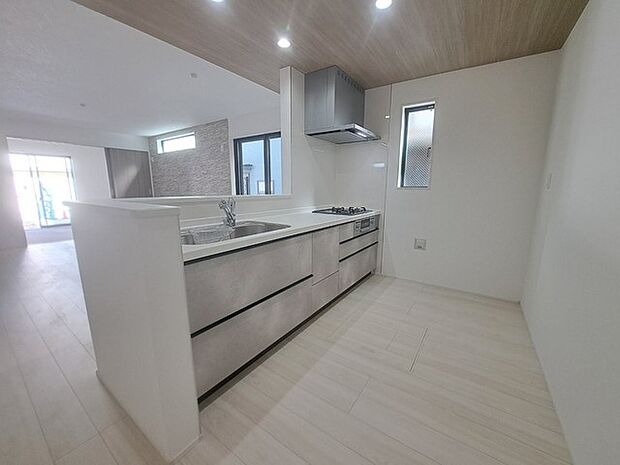 お料理をしながらリビングの家族やゲストとの会話が楽しめるカウンタータイプのキッチン。毎日のお料理を楽しく快適に。