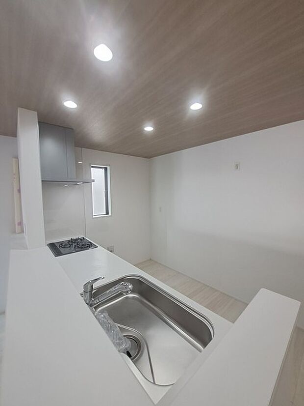 カウンターキッチンは、キッチン側とリビング側に分かれてお店間隔でのお食事も可能!! お休みの日には、いろいろな楽しみ方を家族みんなでお楽しみください