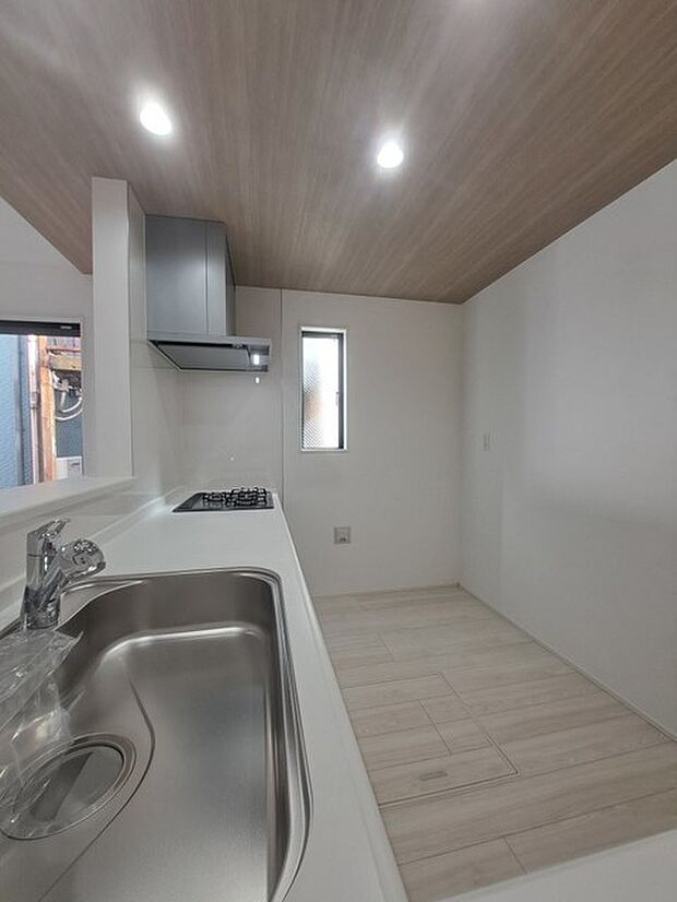 キッチンコンロスペースの近くには、空気の入れ替えが可能な開口部を設置!! お料理をする際には、換気扇を回しながら匂いが籠らない様に開放してお料理もお楽しみ頂けます。