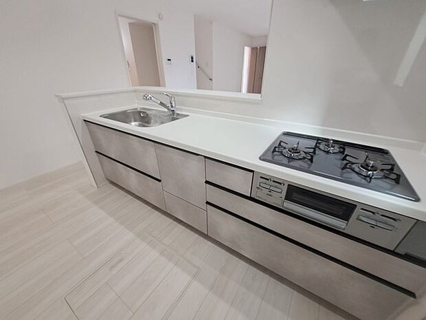 お料理をしながらリビングの家族やゲストとの会話が楽しめるカウンタータイプのキッチン。毎日のお料理を楽しく快適に。