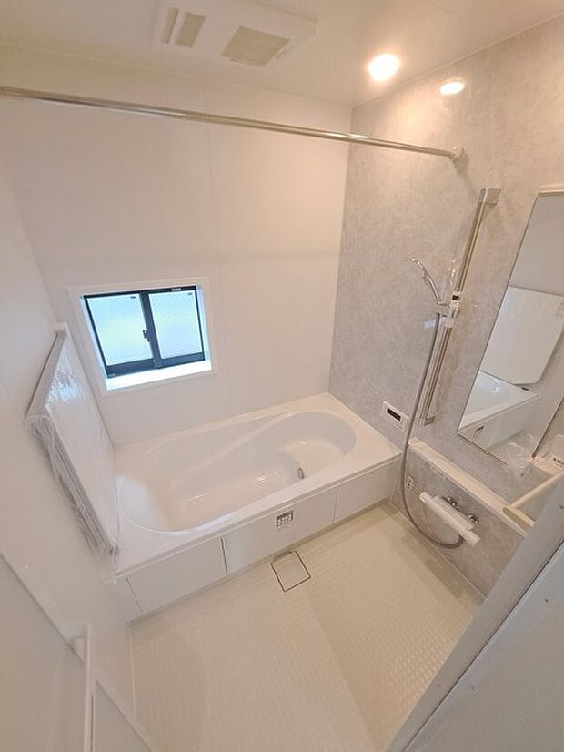 一日の疲れを癒してくれるゆったりとしたバスルームです。