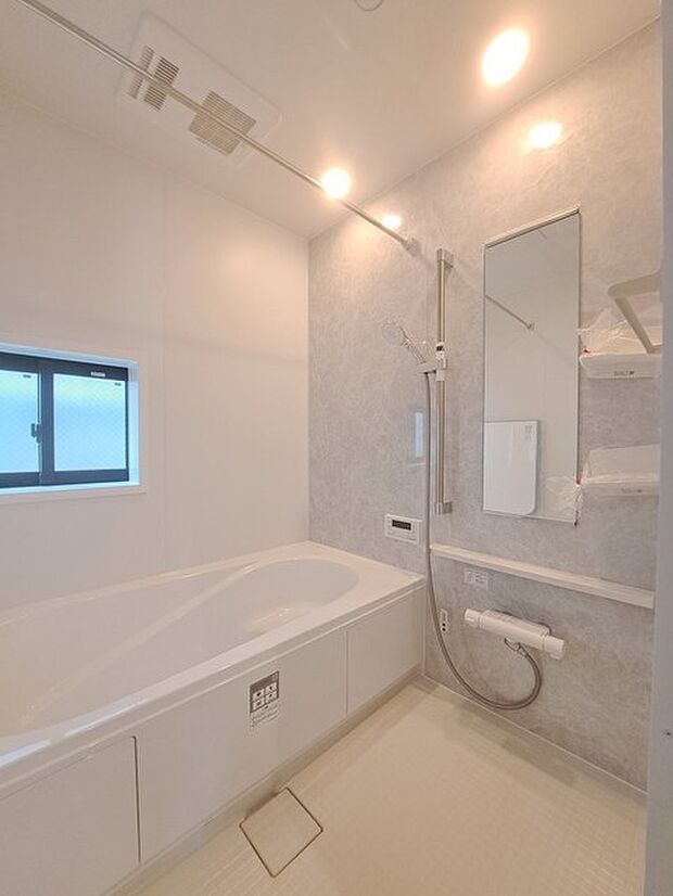 一日の疲れを癒してくれるゆったりとしたバスルームです。