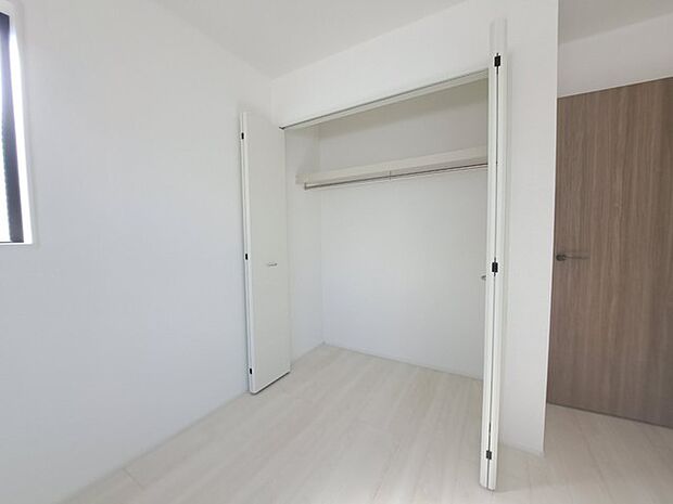 各所に効率的に配置された収納スペースがあり、日常のモノをすっきりと収納できます。