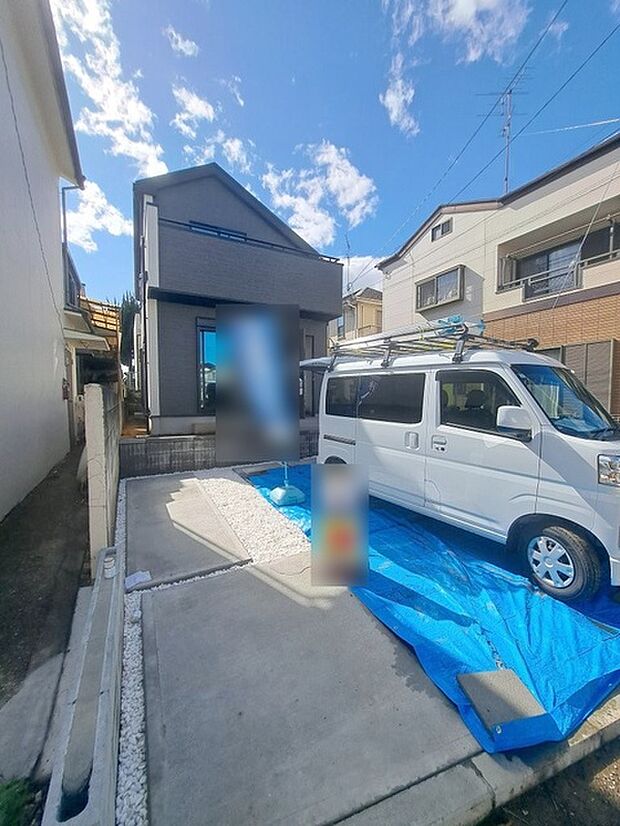 周辺の街並みの中で適度な主張、生活に溶け込むシンプルなデザインの外観が魅力の一戸建です。