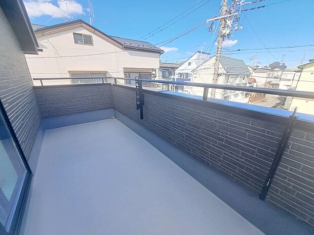 日々の忙しさやストレスから離れ、バルコニーで静かに深呼吸、心が穏やかになります。