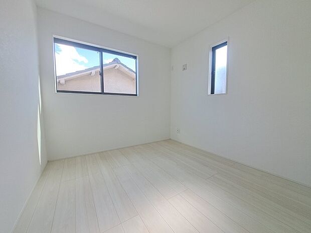 洋室はモダンなデザインと機能性を備え、快適な生活空間に。明るい窓から差し込む自然光が広々とした空間をさらに明るく開放的に感じさせます。