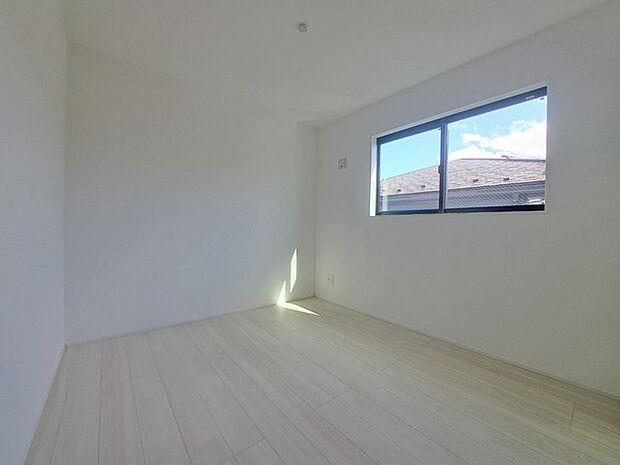 スタイリッシュなデザインと快適な居住性を兼ね備えた洋室。広々とした空間は、自分らしいインテリアを楽しむことができるほか、リラックスした時間を過ごすことができそうです。