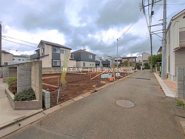 安心して暮らすことのできる住宅街。 住宅地の道路は一般に交通量が少なく車などの騒音が少ないため、住民にとって静かな生活環境が提供されます。