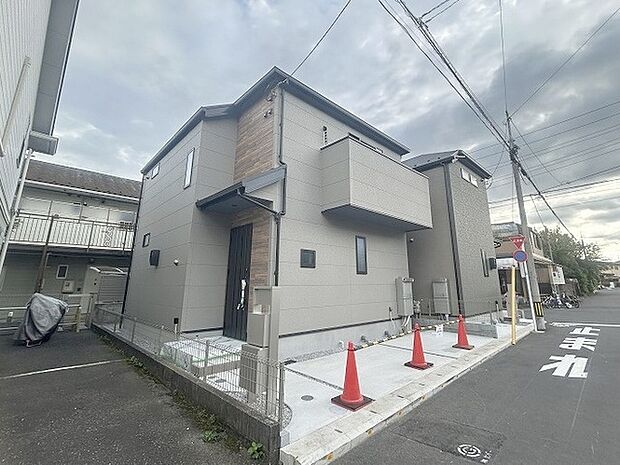 建物が完成しましたので室内のご見学予約スタート。当日のご見学予約も大歓迎です。お気軽にご連絡ください。エステート白馬国分寺店は火曜水曜も営業しております。 