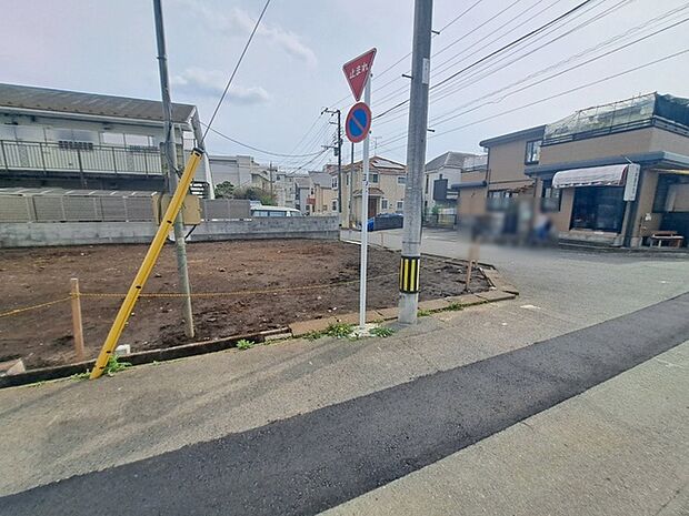 安心して暮らすことのできる住宅街。　住宅地の道路は一般に交通量が少なく車などの騒音が少ないため、住民にとって静かな生活環境が提供されます。 