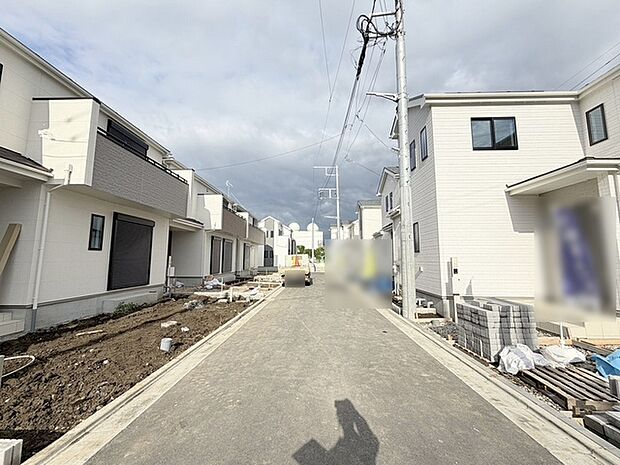 安心して暮らすことのできる住宅街。 住宅地の道路は一般に交通量が少なく車などの騒音が少ないため、住民にとって静かな生活環境が提供されます。