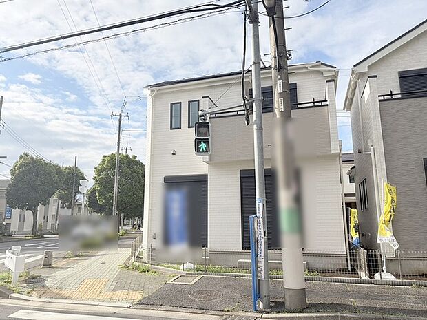 周辺の街並みの中で適度な主張、生活に溶け込むシンプルなデザインの外観が魅力の一戸建です。