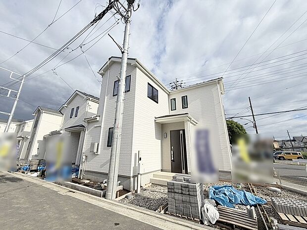 周辺の街並みの中で適度な主張、生活に溶け込むシンプルなデザインの外観が魅力の一戸建です。