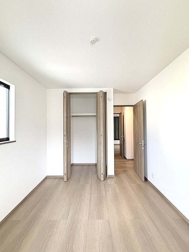 スタイリッシュなデザインと快適な居住性を兼ね備えた洋室。広々とした空間は、自分らしいインテリアを楽しむことができるほか、リラックスした時間を過ごすことができそうです。