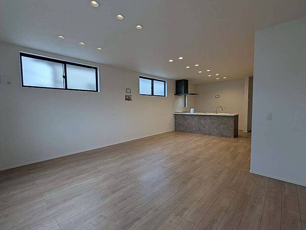 家族みんなが集まるリビング。広さを重視した家族全員が集まれるリビングは、住む上で大事な空間になります。