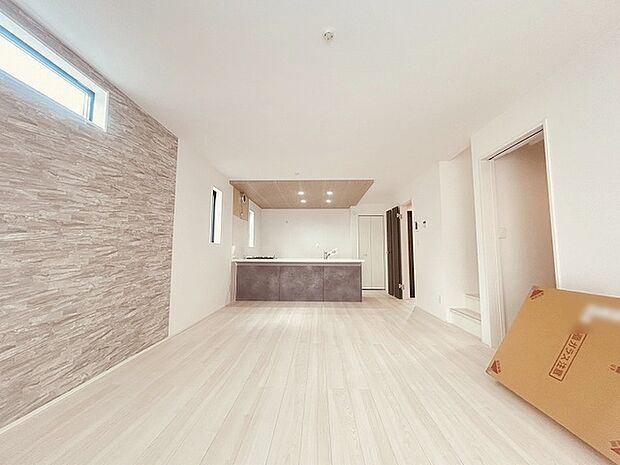 家族が食事するダイニングスペースをキッチンから見渡せる設計に。お料理をしながら家族とのコミュニケーションが増えそうな予感。 