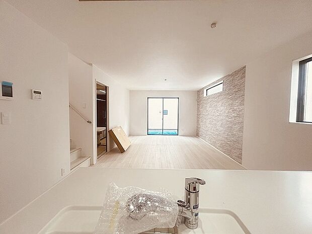 カウンターキッチンならではの開放的な見通し、全体が見渡せることでご家族の団欒スペースもより明るく笑顔が溢れる空間となります。 