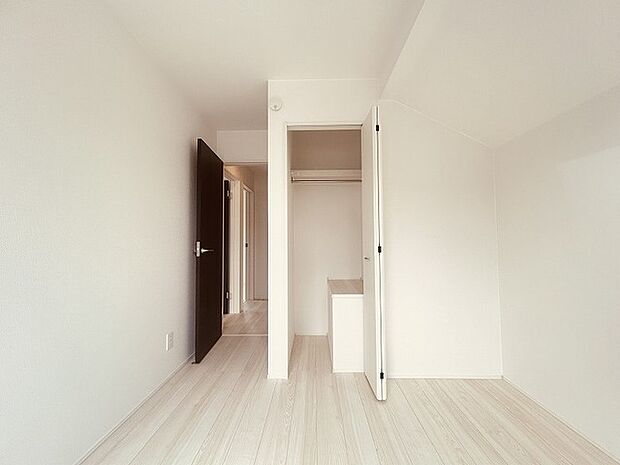 各所に効率的に配置された収納スペースがあり、日常のモノをすっきりと収納できます。 