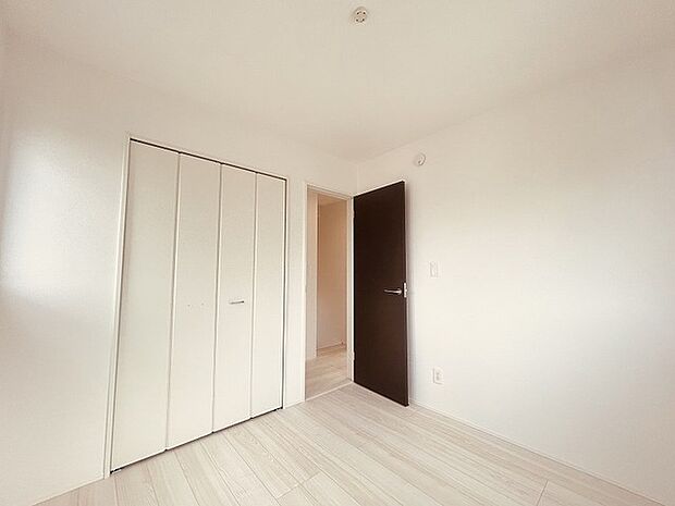 各お部屋に収納が設置されています。