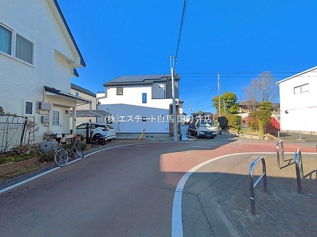 周辺は住宅が建ち並ぶ閑静な住宅街です。 