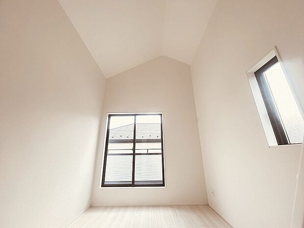 勾配天井の2階のお部屋。この勾配の角度がお洒落な雰囲気を感じさせてくれます。 