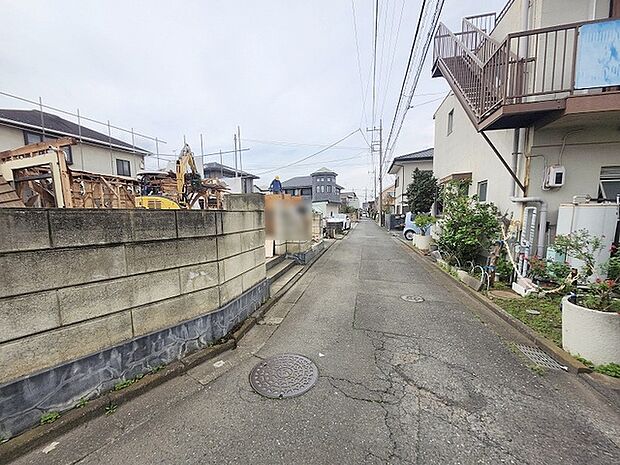 安心して暮らすことのできる住宅街。　住宅地の道路は一般に交通量が少なく車などの騒音が少ないため、住民にとって静かな生活環境が提供されます。 
