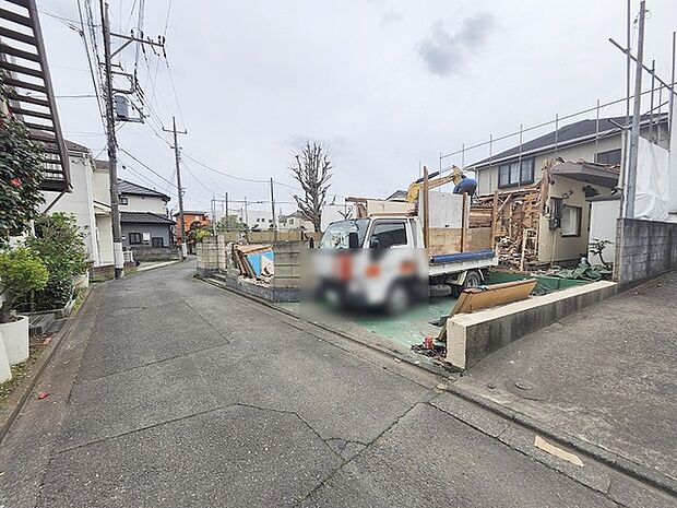 安心して暮らすことのできる住宅街。　住宅地の道路は一般に交通量が少なく車などの騒音が少ないため、住民にとって静かな生活環境が提供されます。 